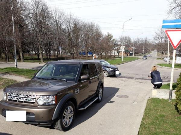 В Ессентуках автоледи на Range Rover протаранила иномарку, пострадал мужчина